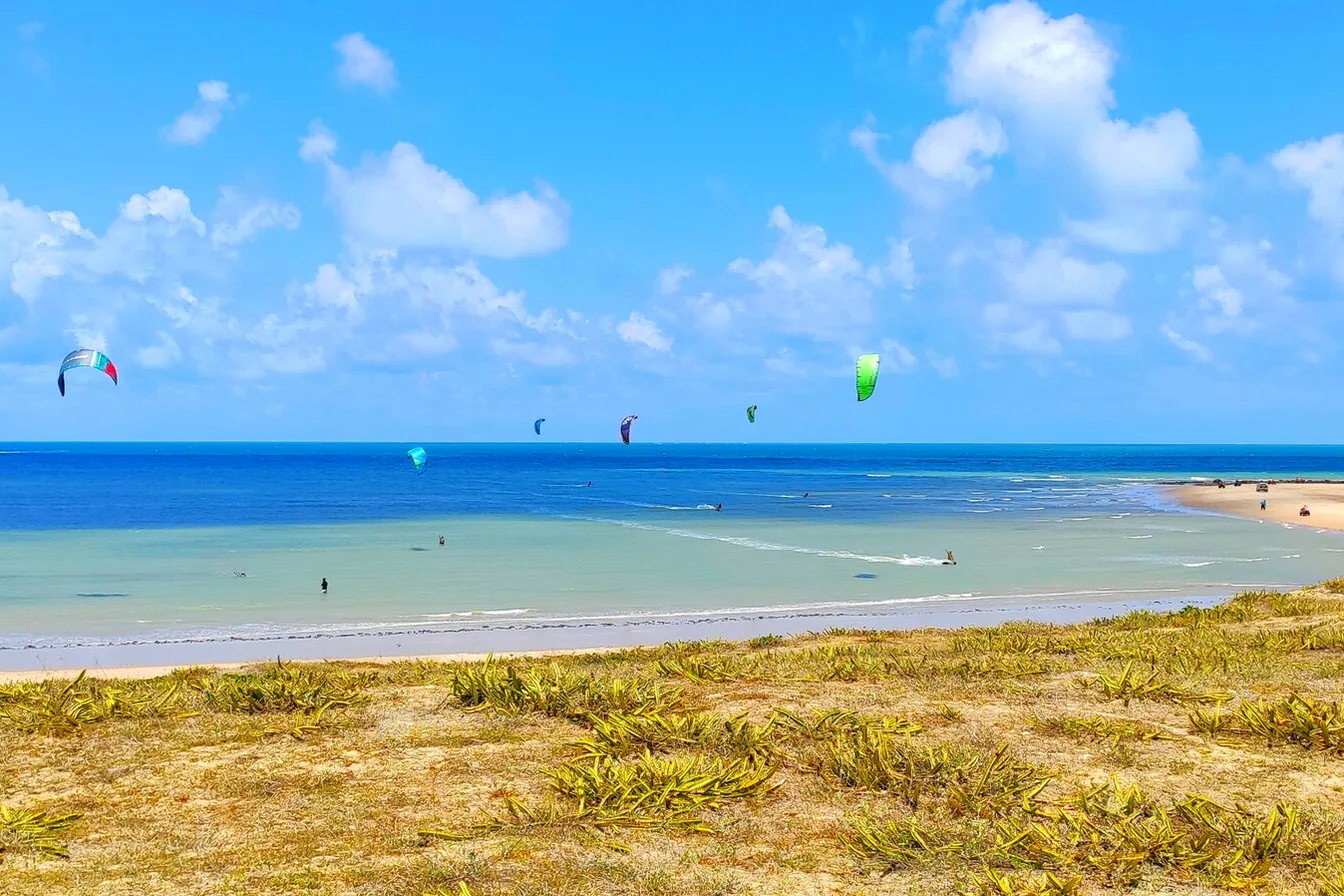 Velejadores de kitesurf na água rasa de Maracajaú, no Rio Grande do Norte