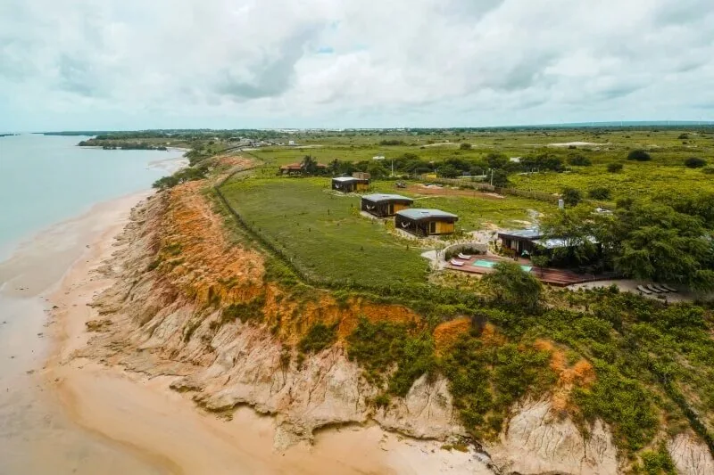 Vista aérea da faixa de praia e das construções junto à água em Soledade, Rio Grande do Norte