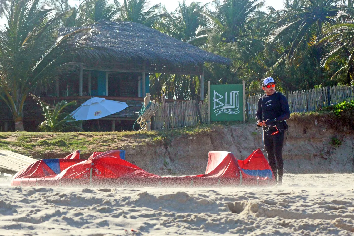 Velejador preparando o kite na areia antes de entrar na água em Maracajaú